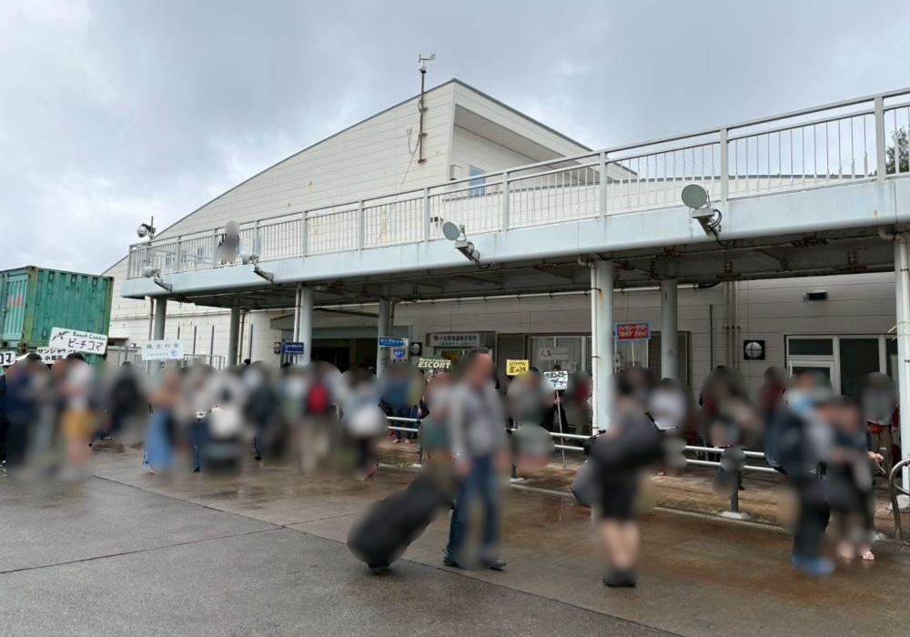 二見港で看板を掲げる各宿泊先