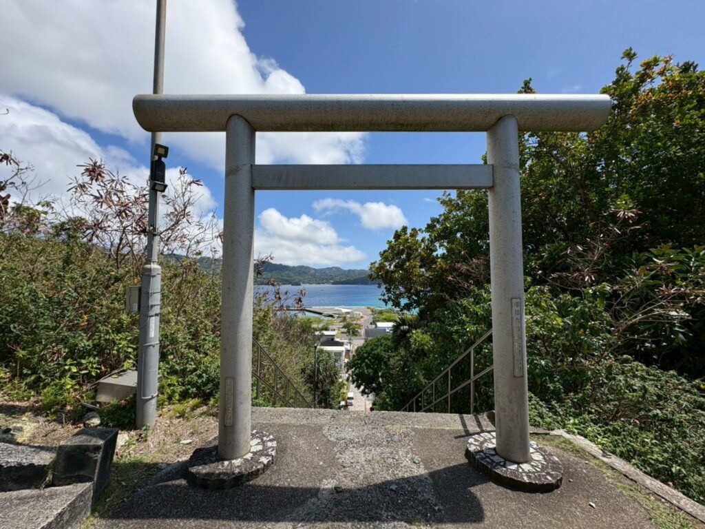 大神山神社の鳥居越しに望む二見湾