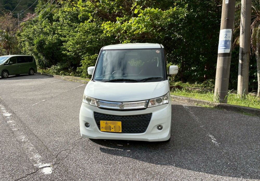小港海岸の駐車場に停まるレンタカー