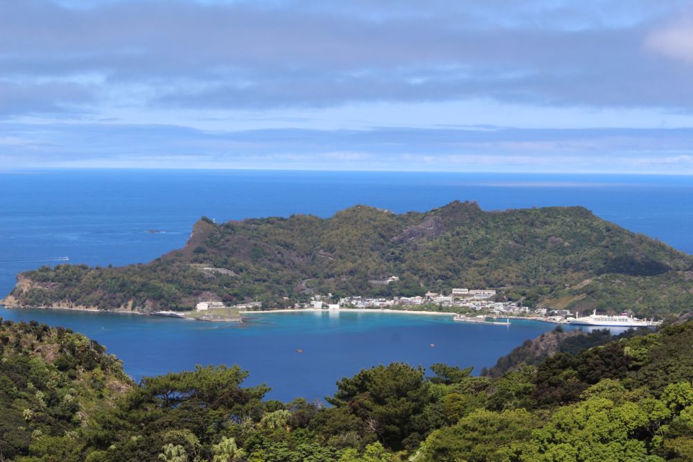 父島 中央山から眺める二見港