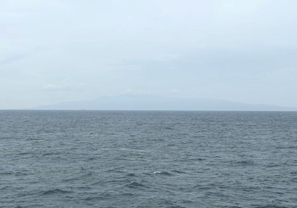 おがさわら丸 復路 薄っすら見える伊豆大島 復路にうっすら見えた伊豆大島