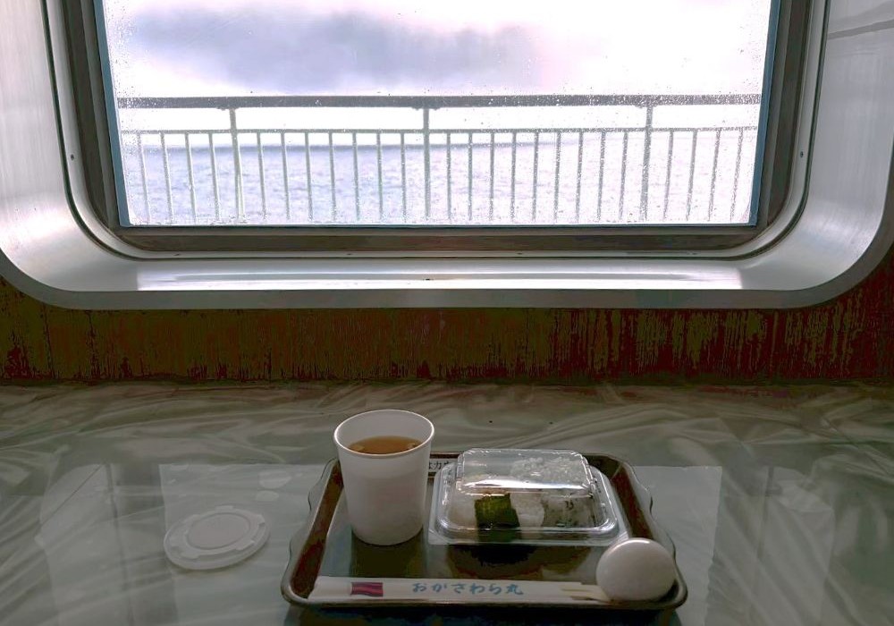 おがさわら丸 海を眺めながら食べるおにぎり