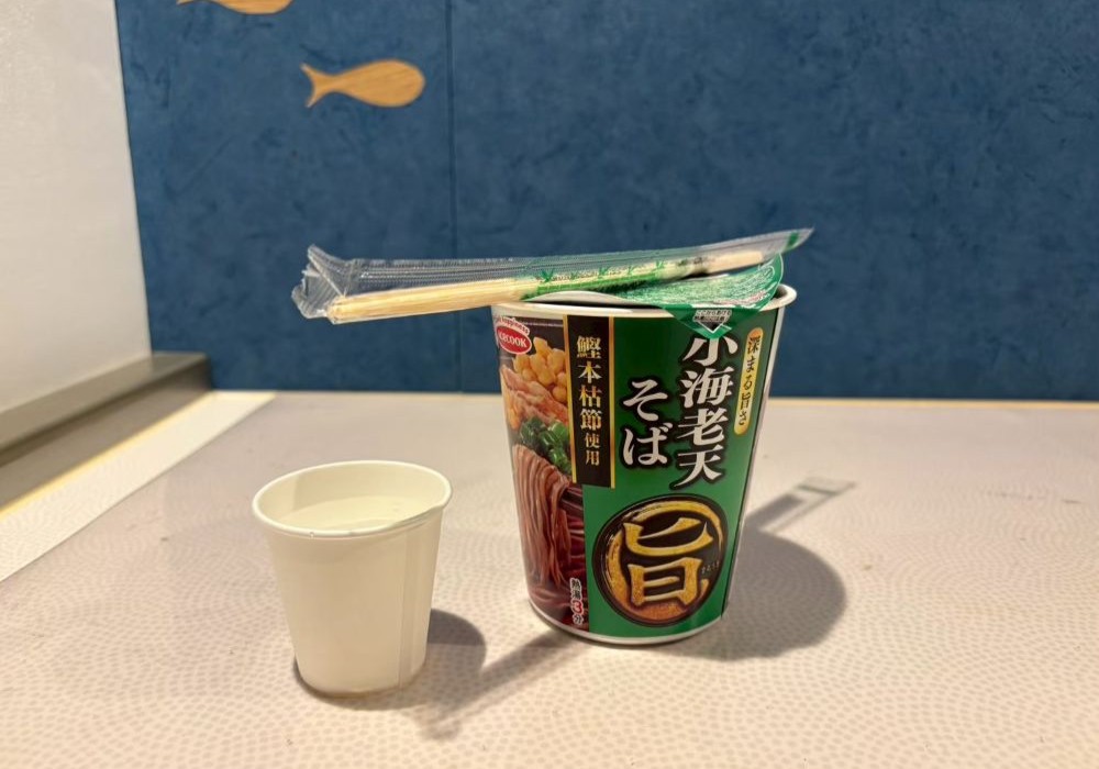 おがさわら丸 船内で食べたカップ麺