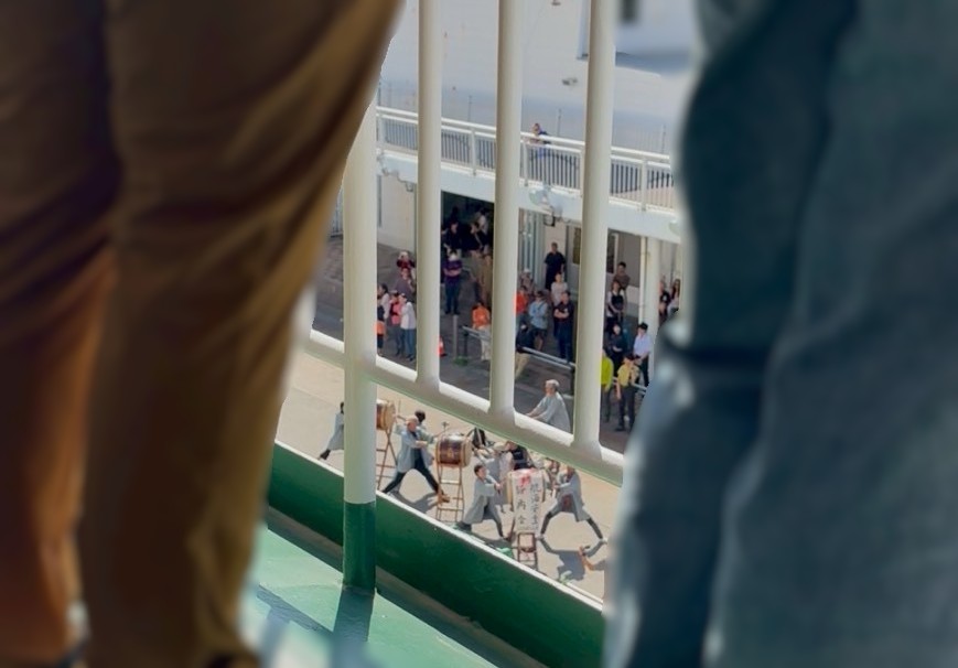 おがさわら丸 隙間から見た 見送り太鼓