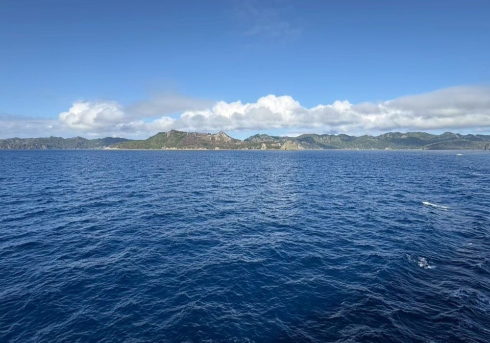 おがさわら丸の船内から眺める父島