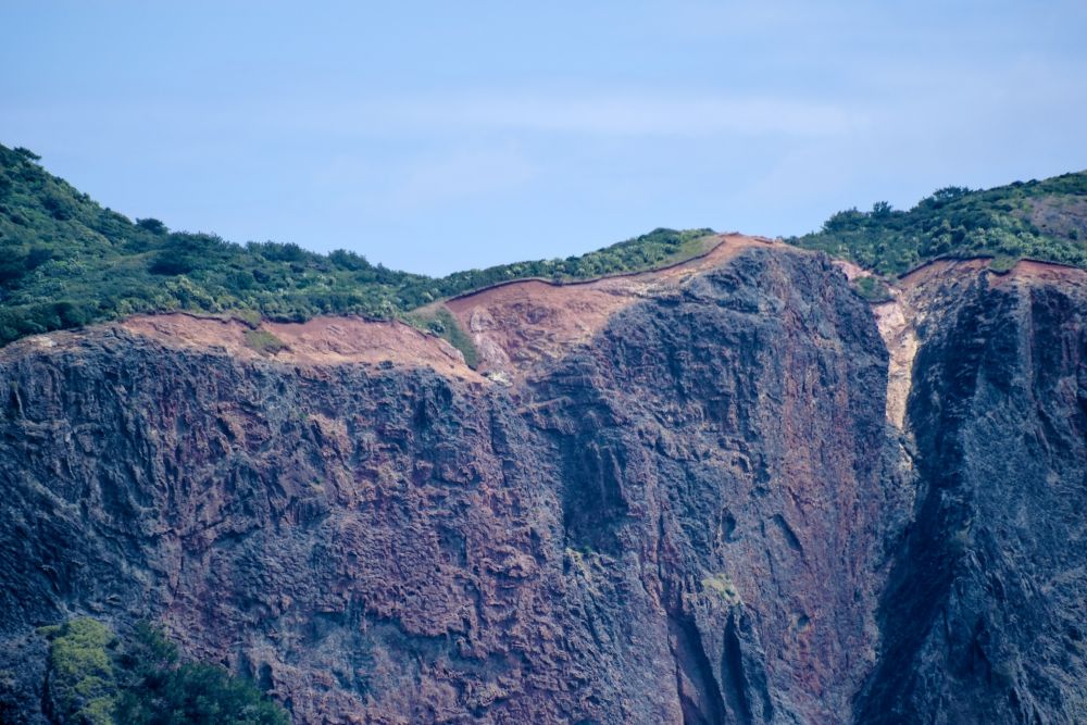 父島 ハートロック頂上の岩肌