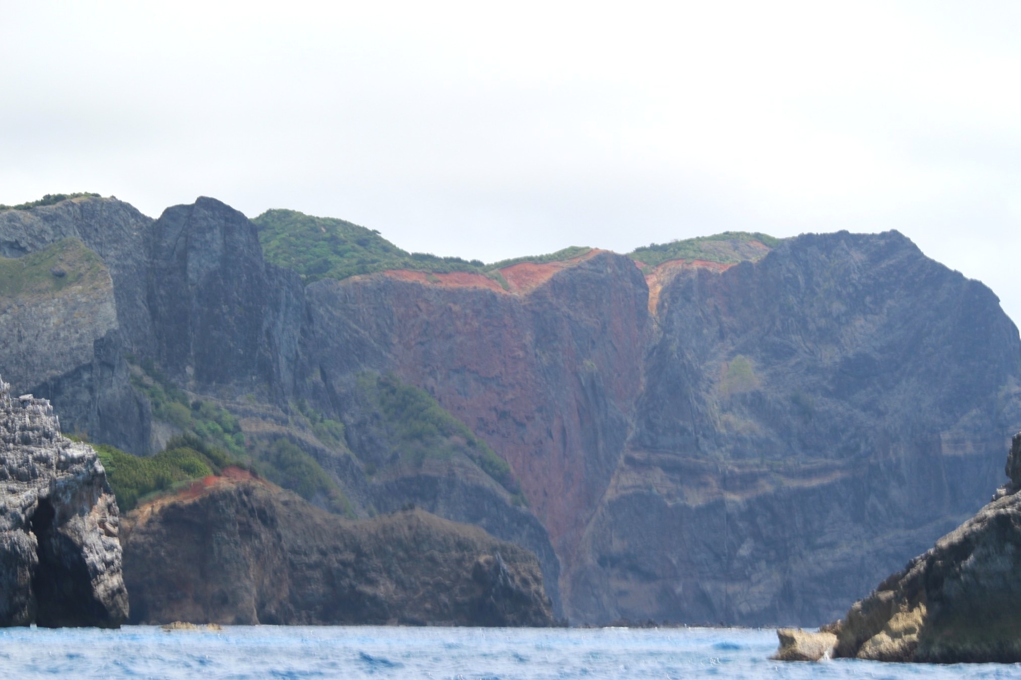 南島上陸ツアーの船上から望む千尋岩(ハートロック)