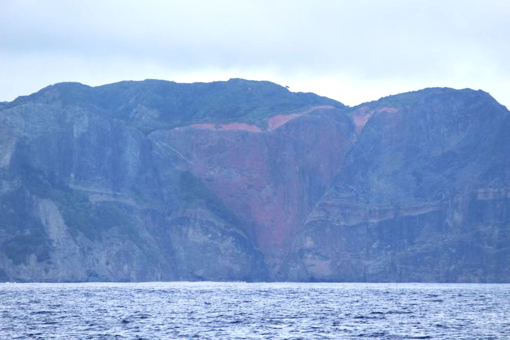海上にそびえるハートロック ははじま丸船上