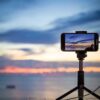 スマホで撮影する夕焼け