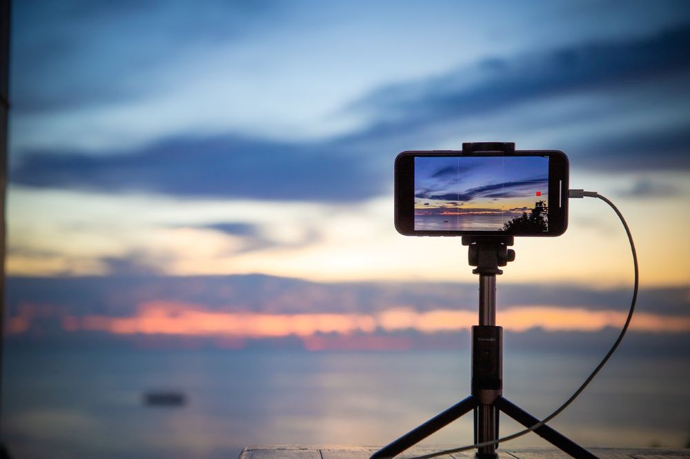 スマホで撮影する夕焼け
