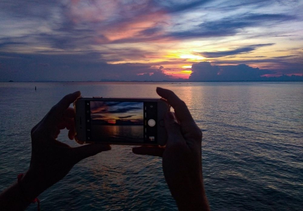 スマホを手持ちで撮影する夕焼け