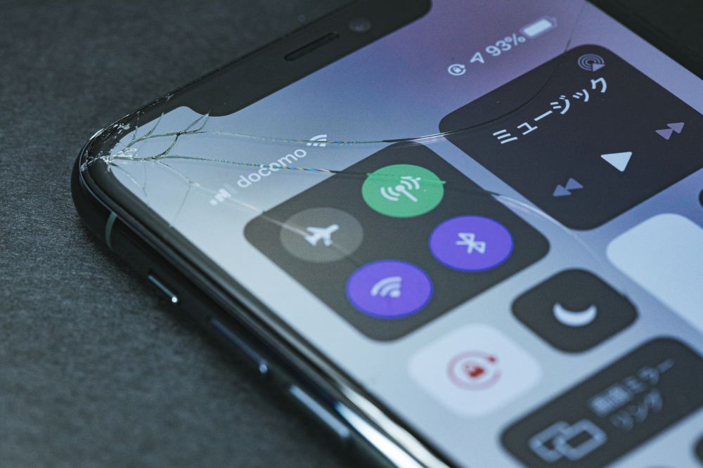 画面割れしたiPhone