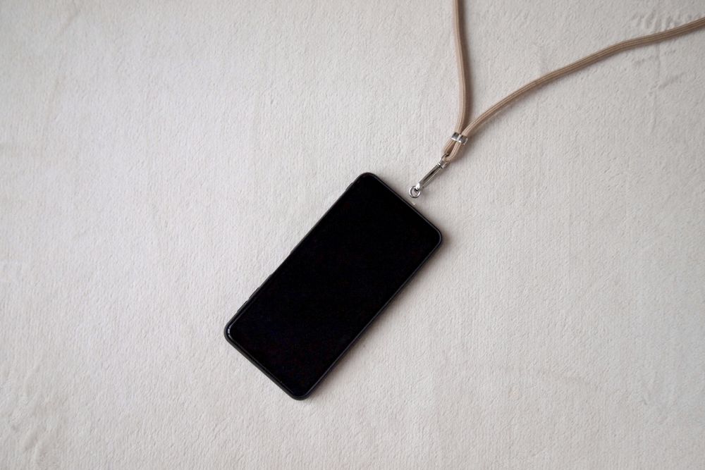 ストラップ付のスマホ