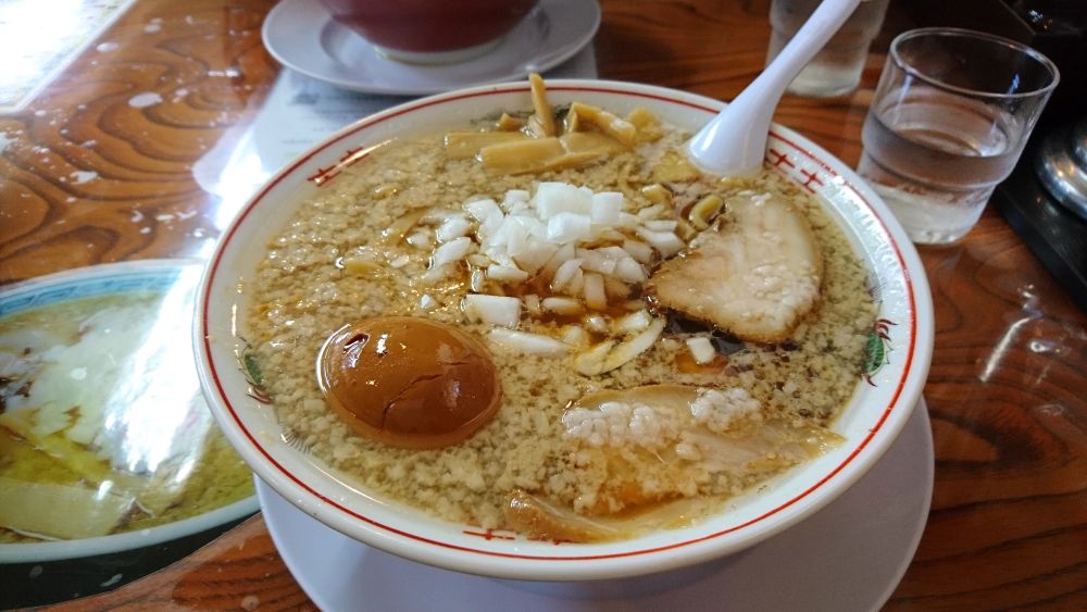 燕背脂ラーメン
