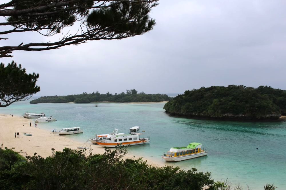 石垣島 川平湾に停まるボート